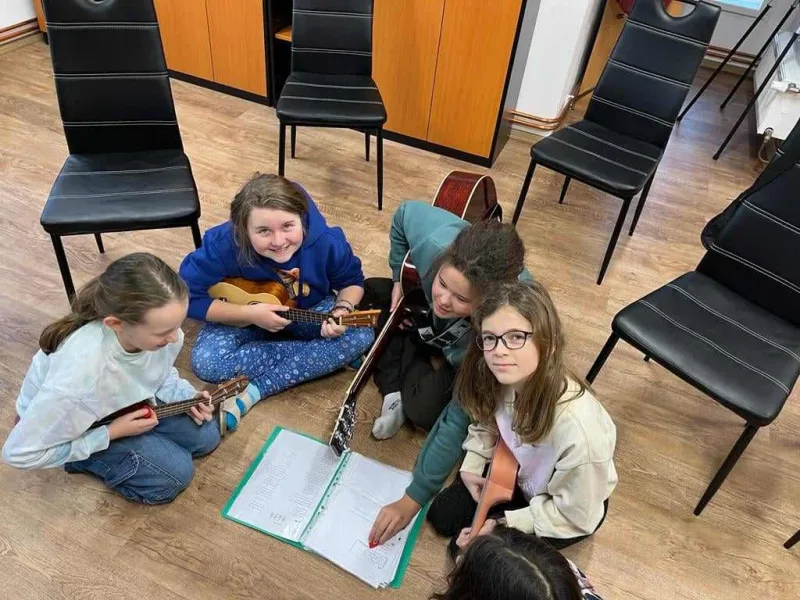 12. – 13. 1. 2024 Přespáčko a práce ve skupinách – Hra na ukulele