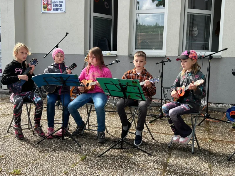 29. 5. 2025 Vystoupení kroužků Hra na kytaru a Hra na ukulele